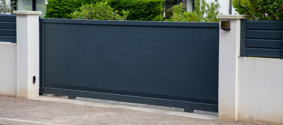 Portail coulissant en alu plein