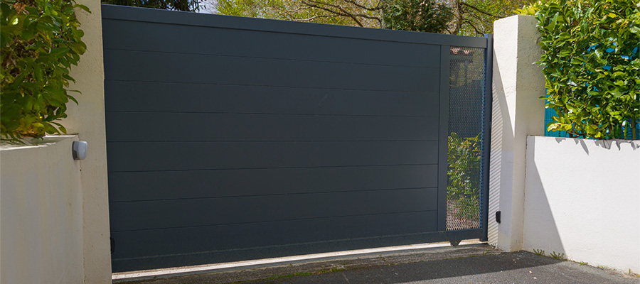 Portail coulissant en aluminium semi-ajouré