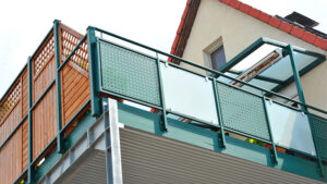 Garde-corps design pour un balcon vert foncé
